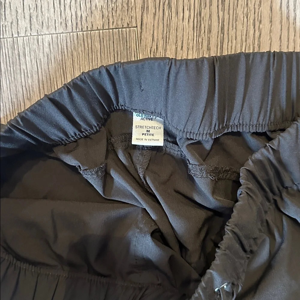 Old Navy active crop pants (2) - Picture 2 of 3